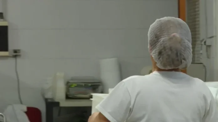 Punonjëse në ambient përpunimi ushqimor