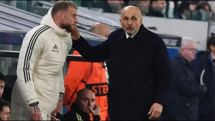 Trajneri i Juventusit duke biseduar me një lojtar gjatë ndeshjes ndaj Galatasaray