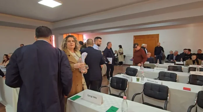 Anëtarët e Këshillit Bashkiak të Vlorës gjatë mbledhjes në sallën e këshillit