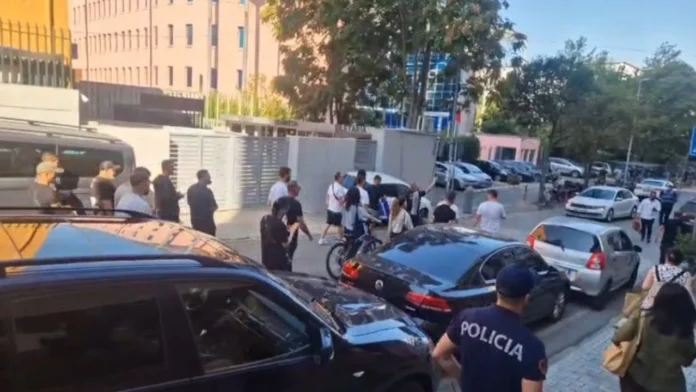 lirohet protestuesit